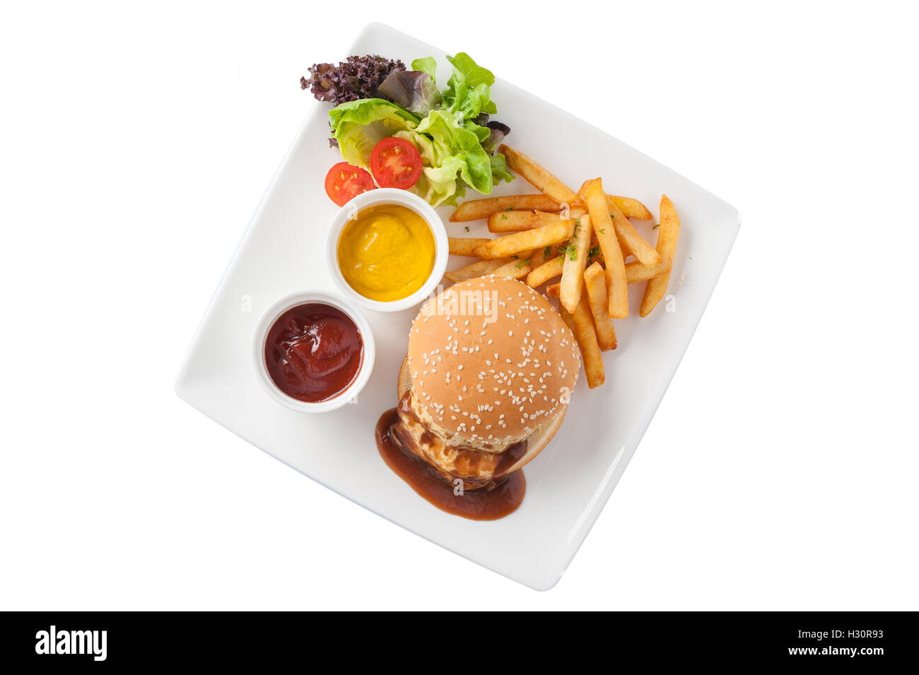 Draufsicht der American Style Barbecue Schweinefleisch Burger set bestehend aus Pommes frites, Ketchup, Senf-Sauce, garniert mit frischen Hersteller Stockfoto