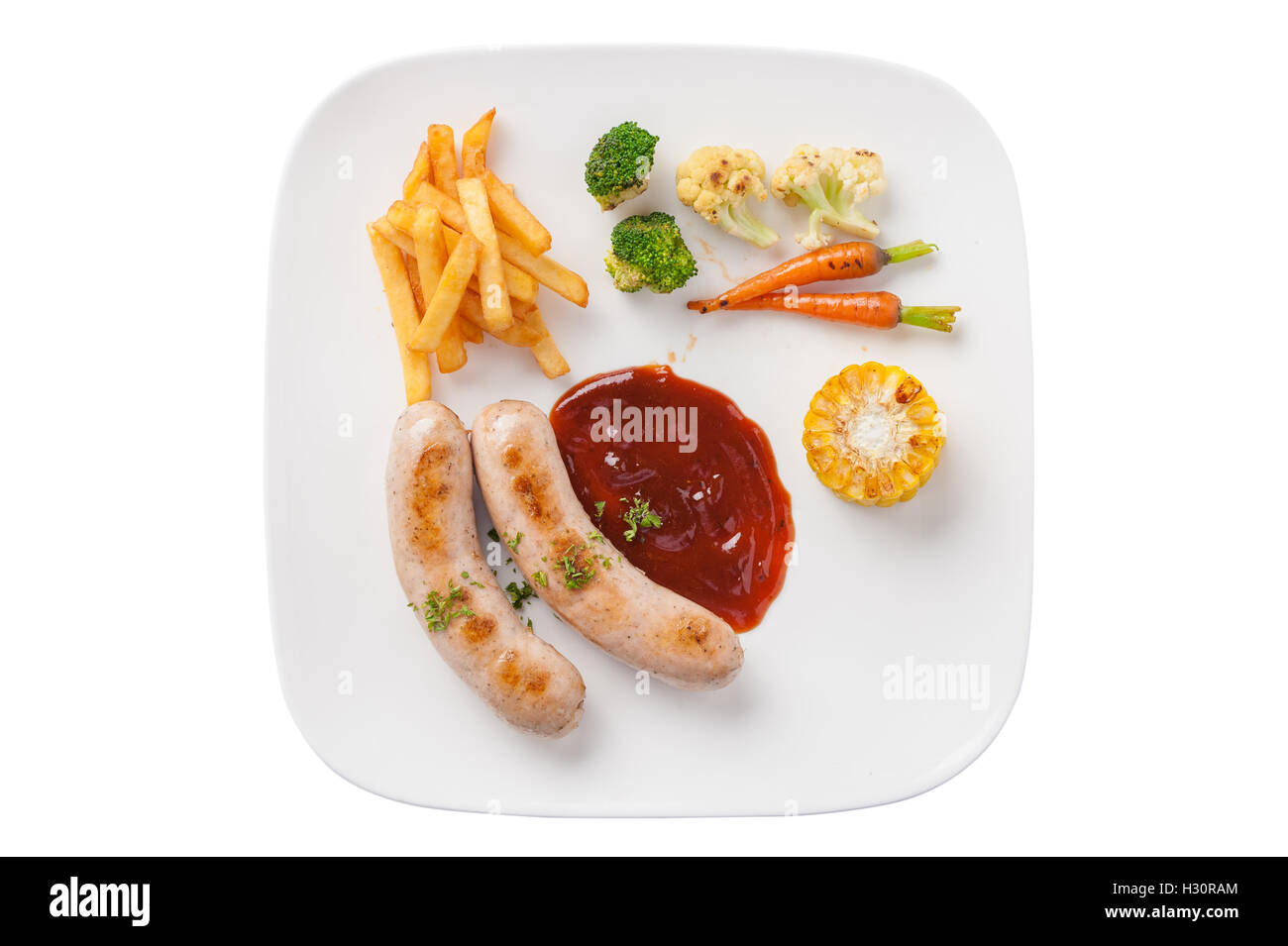 Draufsicht der modernen europäischen Stil gegrillten Würstchen mit Ketchup und Beilagen mit gegrilltem Gemüse und Pommes frites im Stockfoto