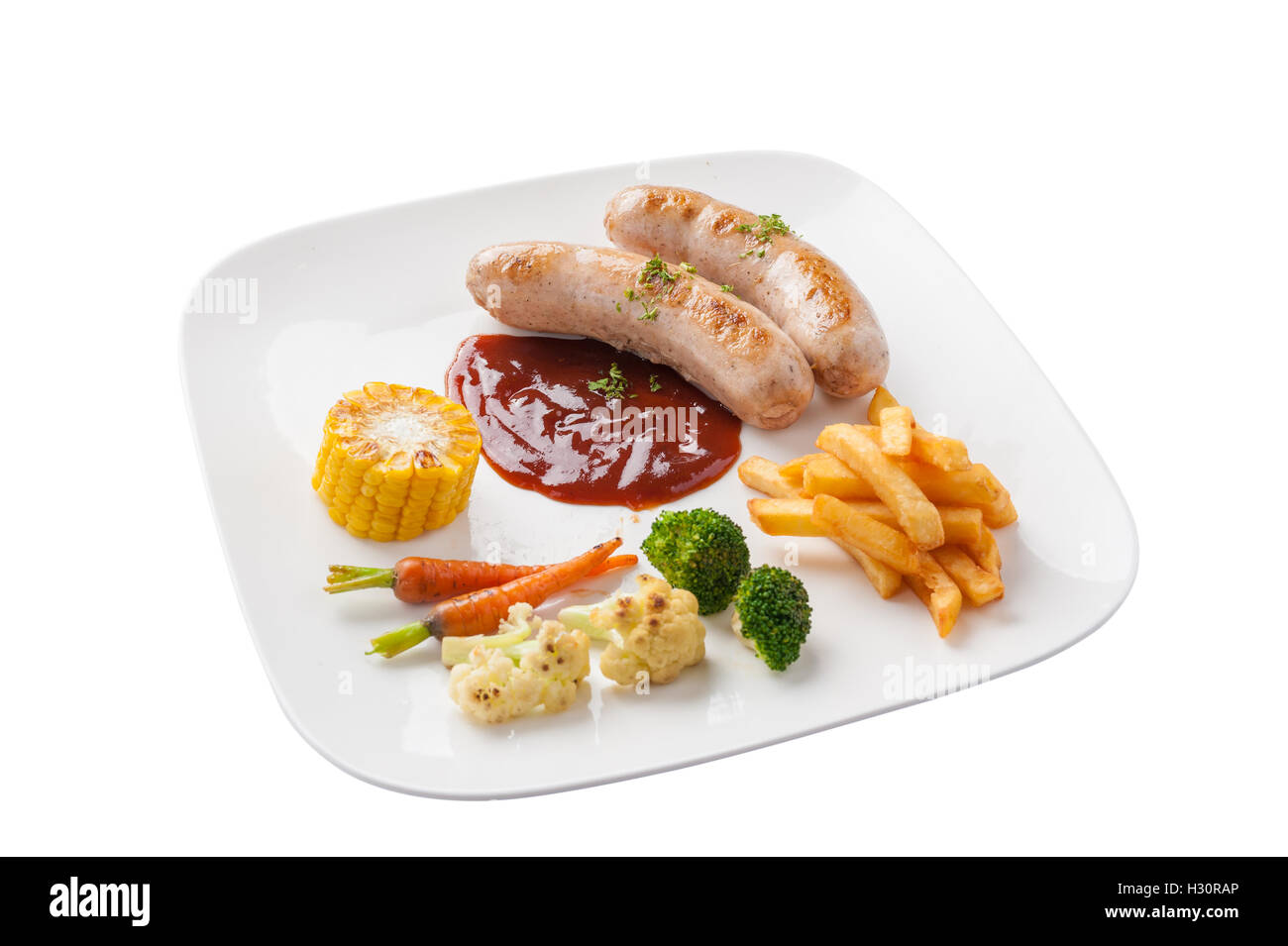 Vorderseitige Ansicht des modernen europäischen Stil gegrillten Würstchen mit Ketchup und Beilagen mit gegrilltem Gemüse und Französisch fr Stockfoto