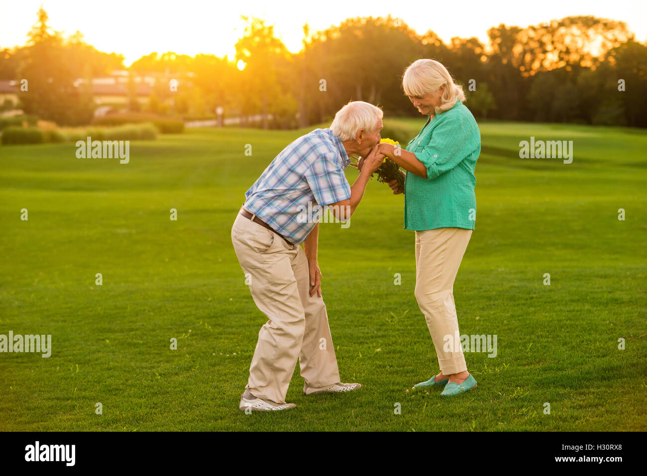 Ältere Mann Frau die Hand küssen. Stockfoto