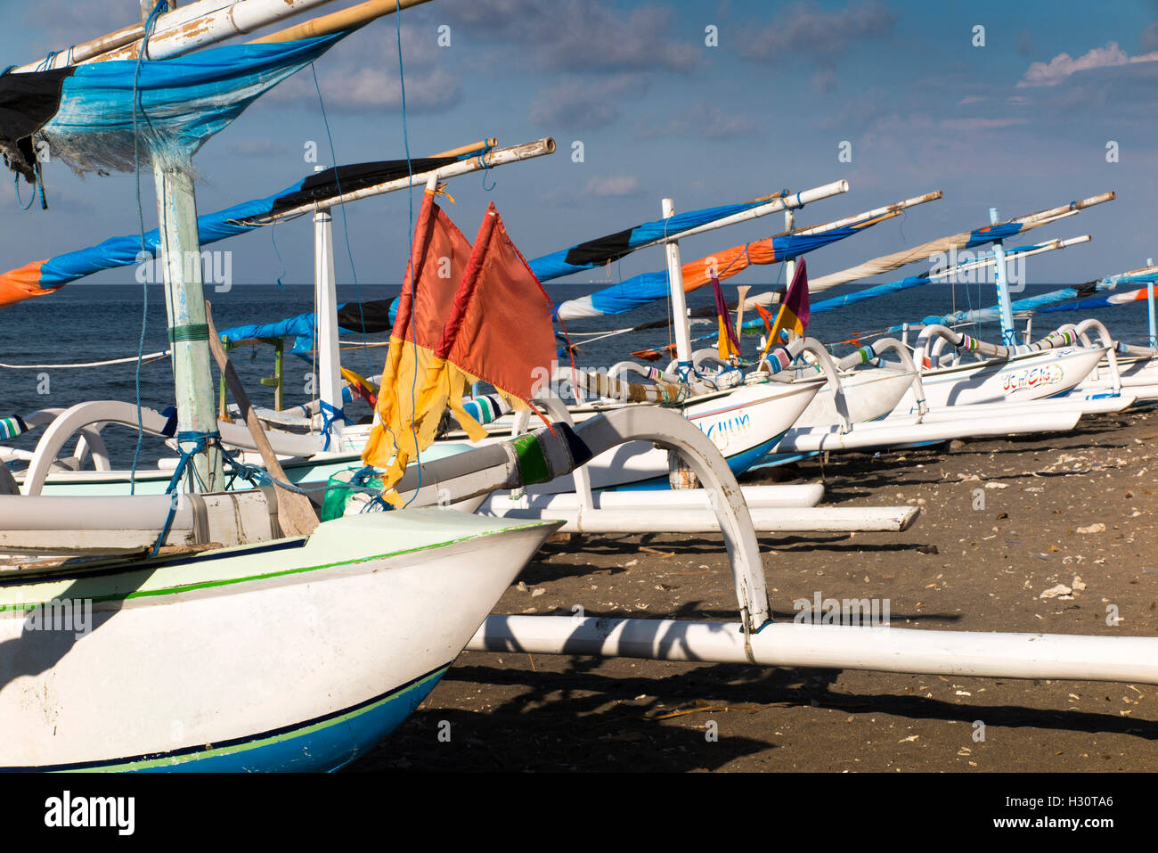 Indonesien, Bali, Amed, Ausleger Angelboote/Fischerboote am Strand Stockfoto