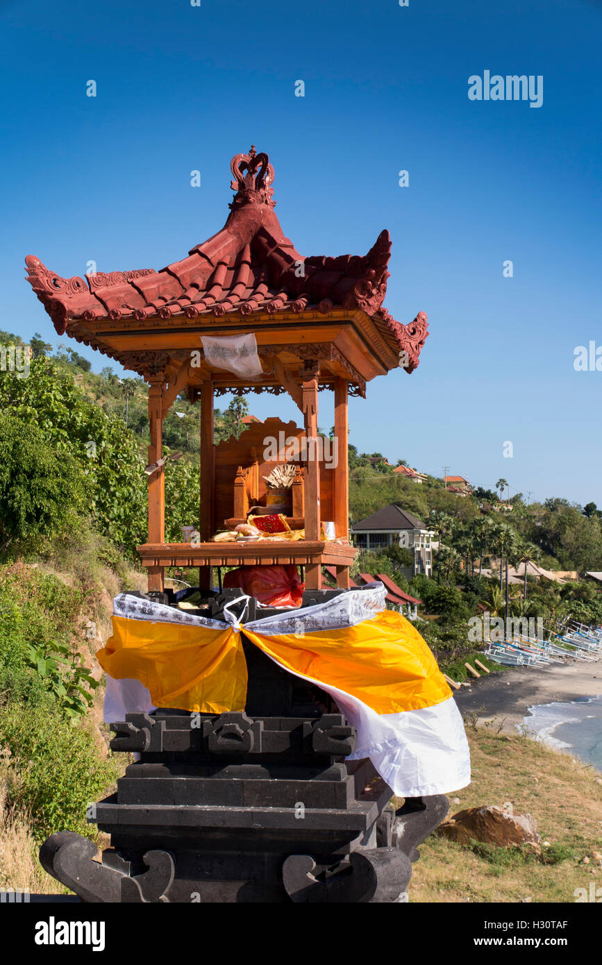 Indonesien, Bali, Amed, bietet in Hindu-Schrein auf Landzunge über dem Strand Stockfoto