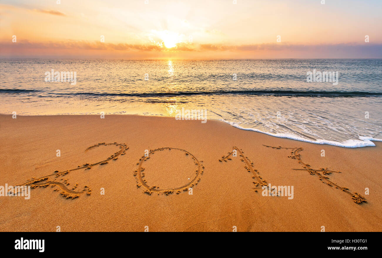 Neue Jahr 2017 ist kommenden Konzept. Glückliches neues Jahr 2017 ersetzen 2016 Konzept am Meeresstrand Stockfoto