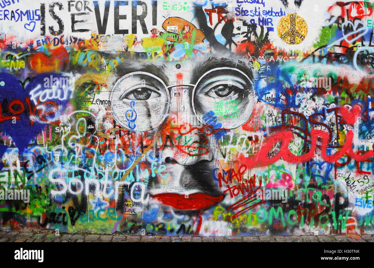 Prag, Tschechien - 4. Januar 2016: The Lennon-Mauer seit den 1980er Jahren ist John Lennon inspirierten Graffiti gefüllt mit Stockfoto