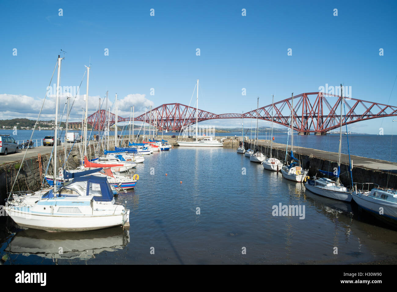 South Queensferry, Schottland. 2. Oktober 2016. Der South Queensferry Hafen mit Forth Rail Bridge im Hintergrund. Bildnachweis: InfotronTof/Alamy Live-Nachrichten Stockfoto