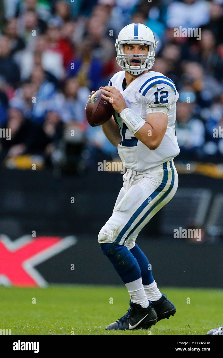 Wembley Stadium, London, UK. 2. Oktober 2016. NFL International Series. Indianapolis Colts gegen Jacksonville Jaguars. Indianapolis Colts Quarterback Andrew Luck (12) bereitet übergeben. Endstand: Indianapolis Colts 27-30 Jacksonville Jaguars. Bildnachweis: Aktion Plus Sport/Alamy Live-Nachrichten Stockfoto