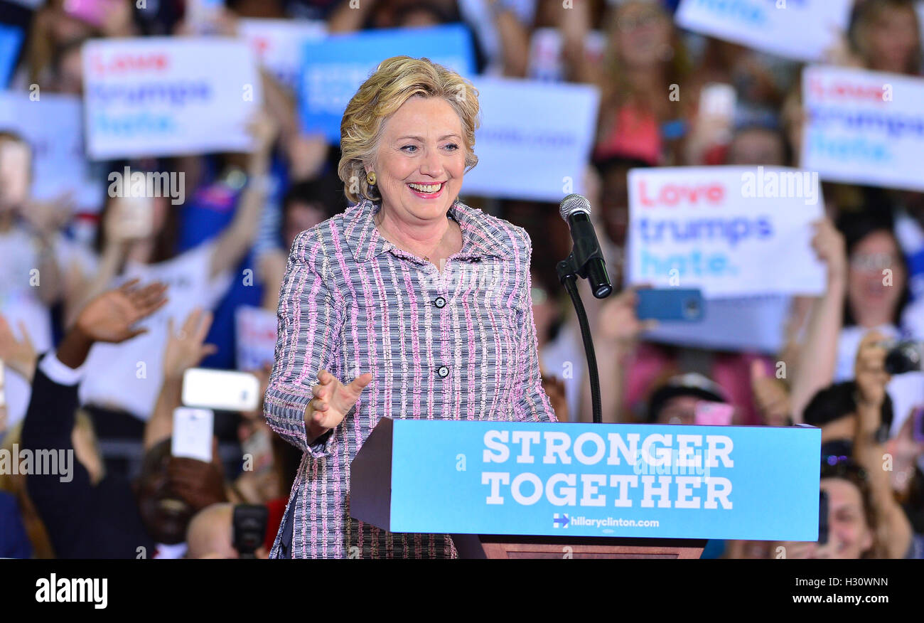 CORAL SPRINGS, FL - 30 SEPTEMBER: Demokratische Präsidentschaftskandidatin Hillary Clinton spricht während einer Kundgebung der Kampagne am Coral Springs Gymnasium am 30. September 2016 in Coral Springs, Florida. Clinton weiterhin Kampagne gegen ihr republikanischer Gegenkandidat Donald Trump vor dem Wahltag am 8. November.  Bildnachweis: MPI10 / MediaPunch Stockfoto