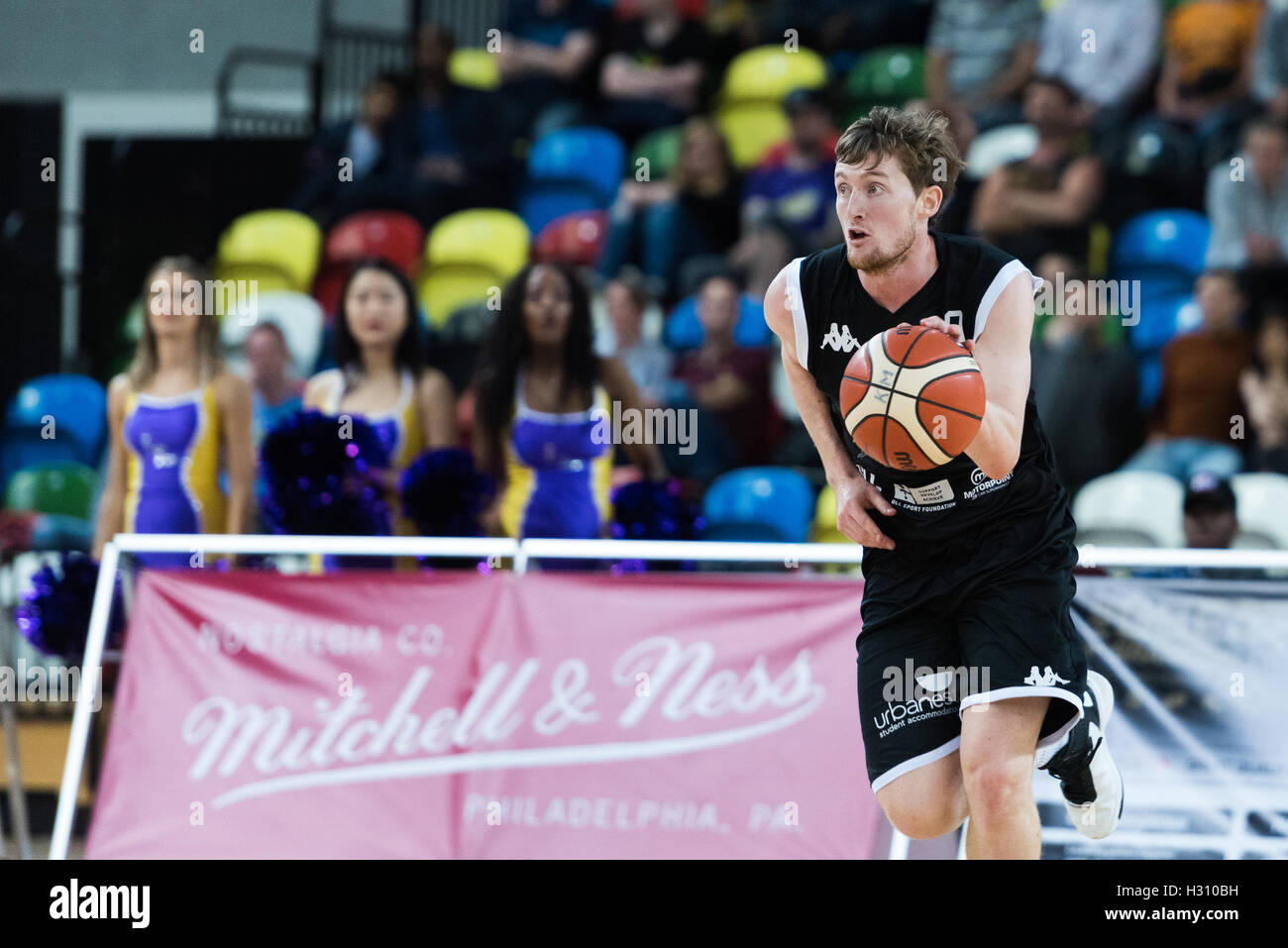 London, UK, 2. Oktober 2016. London-Lions Vs Bristol Flyer. Copperbox, Olympiapark. Londoner Löwen Will Ashby Gebühren für den Korb. London-Löwen gewinnen 86 Vs 66 Credit: Pmgimaging/Alamy Live-Nachrichten Stockfoto