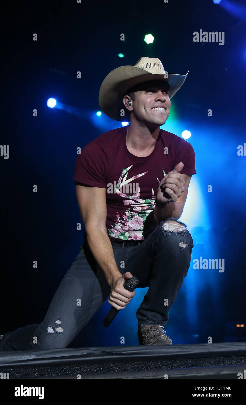 Las Vegas, NV, USA. 2. Oktober 2016. 2. Oktober 2016 - Las Vegas, NV - Dustin Lynch. 2016 Route 91 Erntedankfest Tag 3 des MGM-Village. Bildnachweis: MJT/AdMedia Credit: Mjt/AdMedia/ZUMA Draht/Alamy Live-Nachrichten Stockfoto