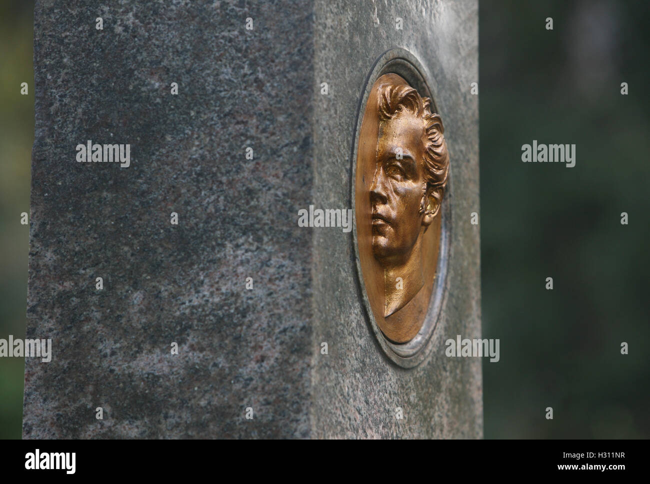 Archiv - ein Detail restaurierten Grab der preußischen Architekten und Stadtplaner Karl Friedrich Schinkel kann Biene auf der Dorotheenstadt Friedhof in Berlin, Deutschland, 20 Oktober 2011 zu sehen. Foto: STEPHANIE PILICK/dpa Stockfoto