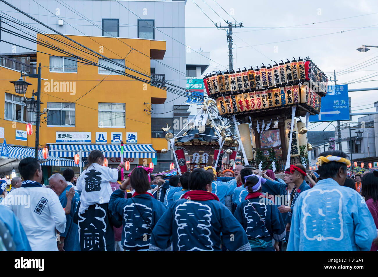 2. Oktober 2016. Dokan Matsuri Festival stattfindet, Isehara, Kanagawa, Japan. Dieses Festival kommt von Dokan Ota (1432-1486). Er ist berühmt für seine Verdienste für den Bau der Burg Edo.  Er wurde ermordet den Platz jetzt Isehara Stadt. Viele Menschen genießen das Festival. Dieser Tag ist der meistbesuchte Tag für Isehara Stadt. World Discovery/Alamy Live News Stockfoto