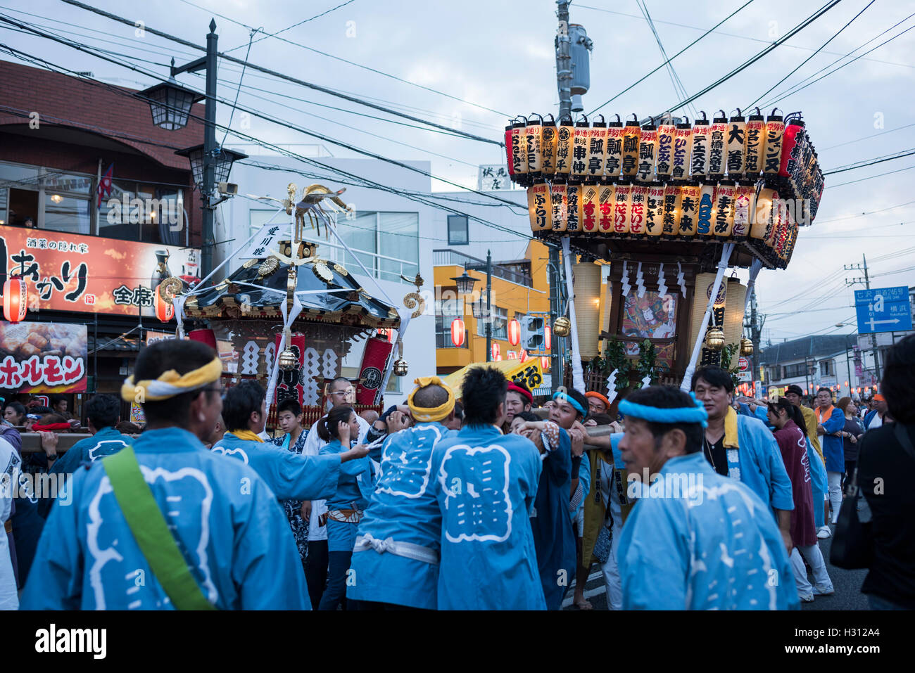 2. Oktober 2016. Dokan Matsuri Festival stattfindet, Isehara, Kanagawa, Japan. Dieses Festival kommt von Dokan Ota (1432-1486). Er ist berühmt für seine Verdienste für den Bau der Burg Edo.  Er wurde ermordet den Platz jetzt Isehara Stadt. Viele Menschen genießen das Festival. Dieser Tag ist der meistbesuchte Tag für Isehara Stadt. World Discovery/Alamy Live News Stockfoto