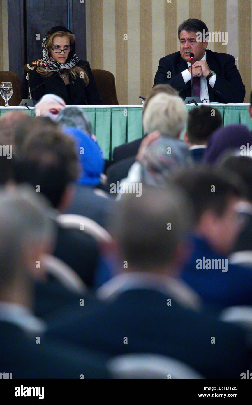 Teheran, Iran. 3. Oktober 2016. Deutsche Innenminister Economic Affairs Sigmar Gabriel (R) informiert der Wirtschafts- und Delegationen bei einem Briefing mit dem Diplomaten der deutschen Botschaft, Marian Schuegraf, in Teheran, Iran, 3. Oktober 2016 drücken. Der Bundesminister für wirtschaftliche Angelegenheiten ist bei einem zweitägigen Besuch in Teheran mit einer großen Wirtschaftsdelegation. Foto: BERND VON JURTCZENKA/Dpa/Alamy Live-Nachrichten Stockfoto