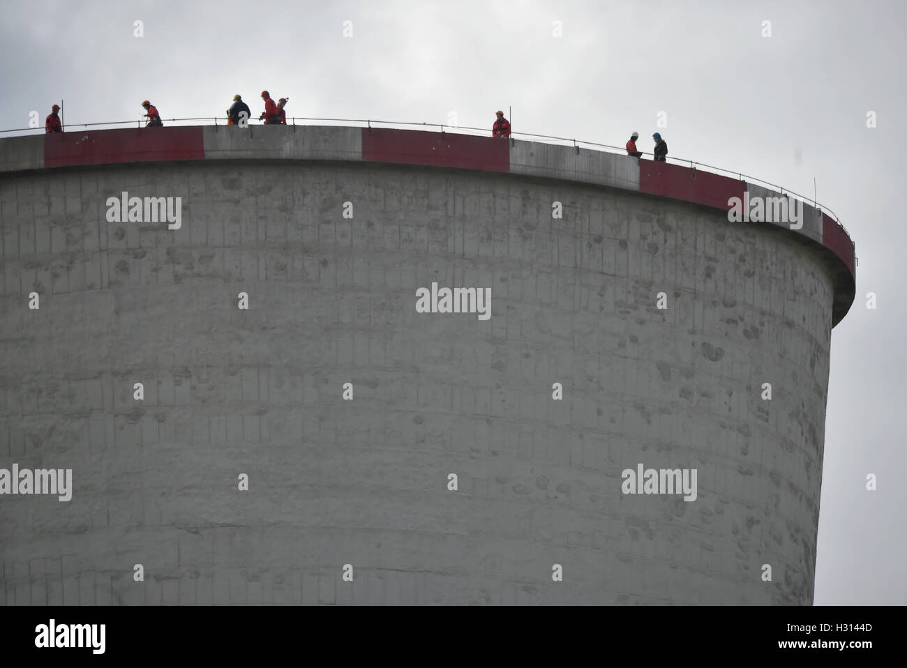 Chvaletice, Tschechische Republik. 3. Oktober 2016. Greenpeace-Aktivisten kletterten eines die Kühltürme der Chvaletice Kohle-Kraftwerk heute Morgen und sie belegen es aus Protest gegen die geplante Erweiterung des Anlagenbetriebs bis 2030, in Chvaletice, Tschechische Republik, 3. Oktober 2016. Bildnachweis: Josef Vostarek/CTK Foto/Alamy Live-Nachrichten Stockfoto