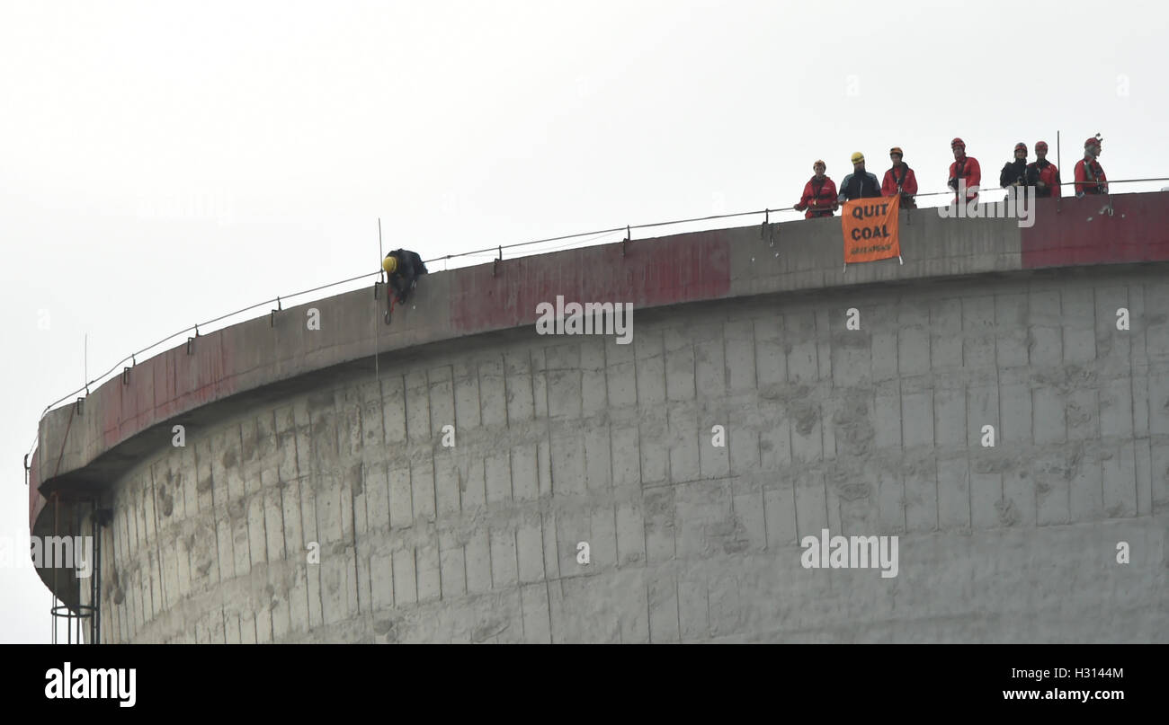 Chvaletice, Tschechische Republik. 3. Oktober 2016. Greenpeace-Aktivisten kletterten eines die Kühltürme der Chvaletice Kohle-Kraftwerk heute Morgen und sie belegen es aus Protest gegen die geplante Erweiterung des Anlagenbetriebs bis 2030, in Chvaletice, Tschechische Republik, 3. Oktober 2016. Bildnachweis: Josef Vostarek/CTK Foto/Alamy Live-Nachrichten Stockfoto