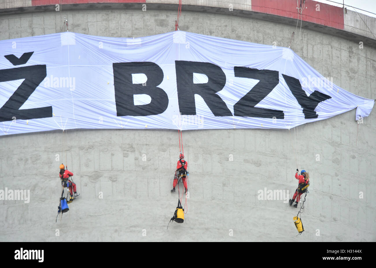 Chvaletice, Tschechische Republik. 3. Oktober 2016. Greenpeace-Aktivisten kletterten eines die Kühltürme der Chvaletice Kohle-Kraftwerk heute Morgen und sie belegen es aus Protest gegen die geplante Erweiterung des Anlagenbetriebs bis 2030, in Chvaletice, Tschechische Republik, 3. Oktober 2016. Bildnachweis: Josef Vostarek/CTK Foto/Alamy Live-Nachrichten Stockfoto