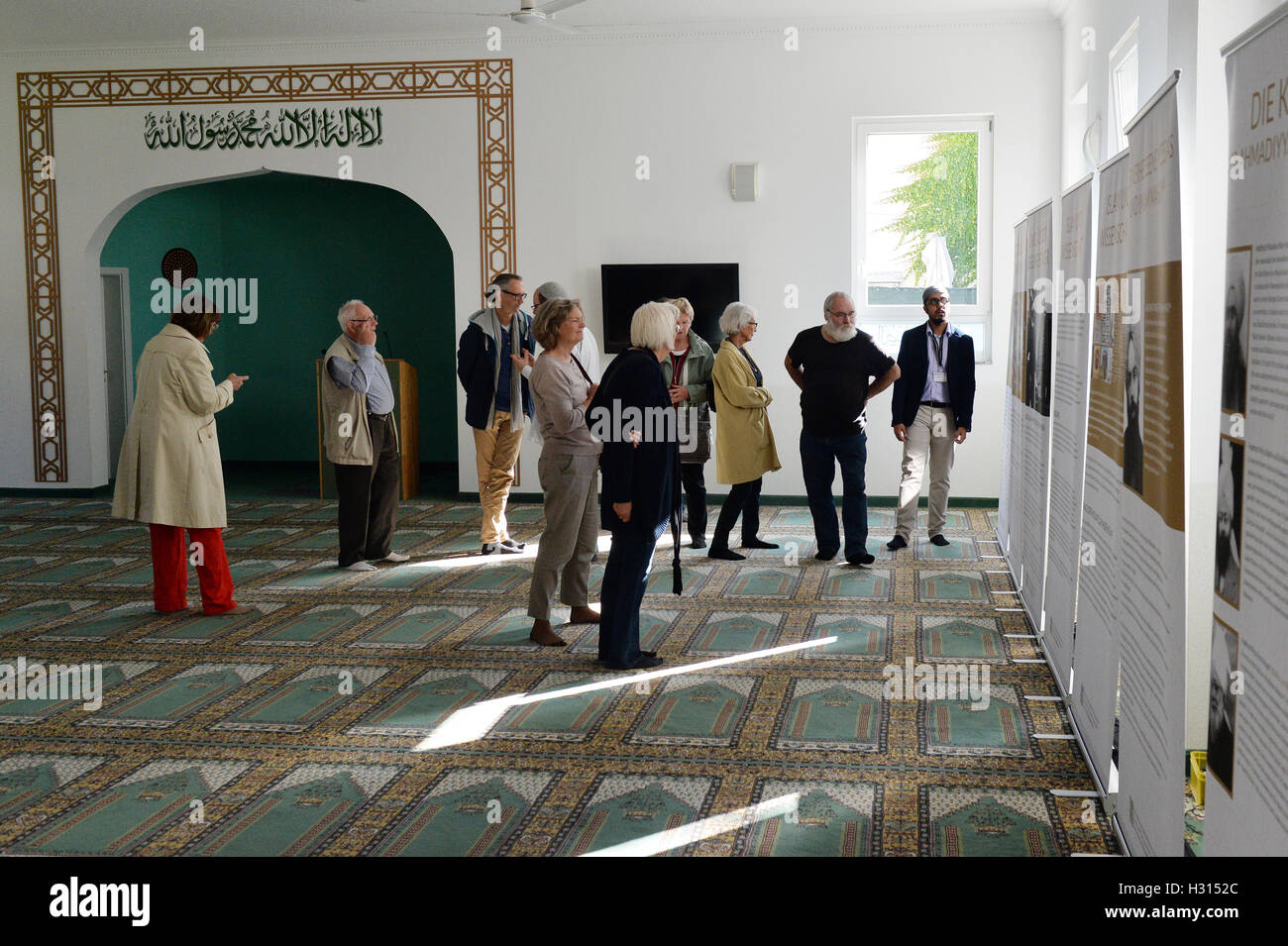 Gläubigen, die auf der Suche rund um die Khadija-Moschee am Tag der offenen Moscheen in Berlin, Deutschland, 3. Oktober 2016. Foto: MAURIZIO GAMBARINI/dpa Stockfoto