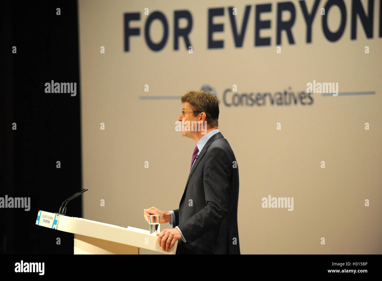 Birmingham, Vereinigtes Königreich. 3. Oktober 2016.  Greg Clark, Secretary Of State for Business, Energie- und Industriepolitik, hält seine Rede zur Konferenz, am zweiten Tag der konservativen Partei-Konferenz an der ICC-Birmingham. Das Thema der Rede war "Eine Wirtschaft, die für alle funktioniert". Diese Konferenz folgt Referendum Entscheidung für das Vereinigte Königreich, die Europäische Union zu verlassen, und die anschließende Wahl von Theresa May als Führer der konservativen Partei. Kevin Hayes/Alamy Live-Nachrichten Stockfoto