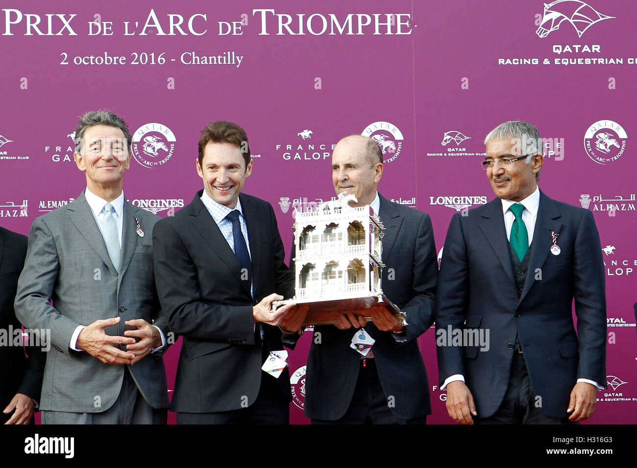 Chantilly Racecourse, Frankreich. 1. Oktober 2016. Prix de l Arc de Triomphe, race 4 auf Karte. Edouard de Rothschild - D Smith - Monsieur Tabor - Son Altesse Scheich Abdullah Bin Khalifa Al Thani © Action Plus Sport/Alamy Live News Stockfoto