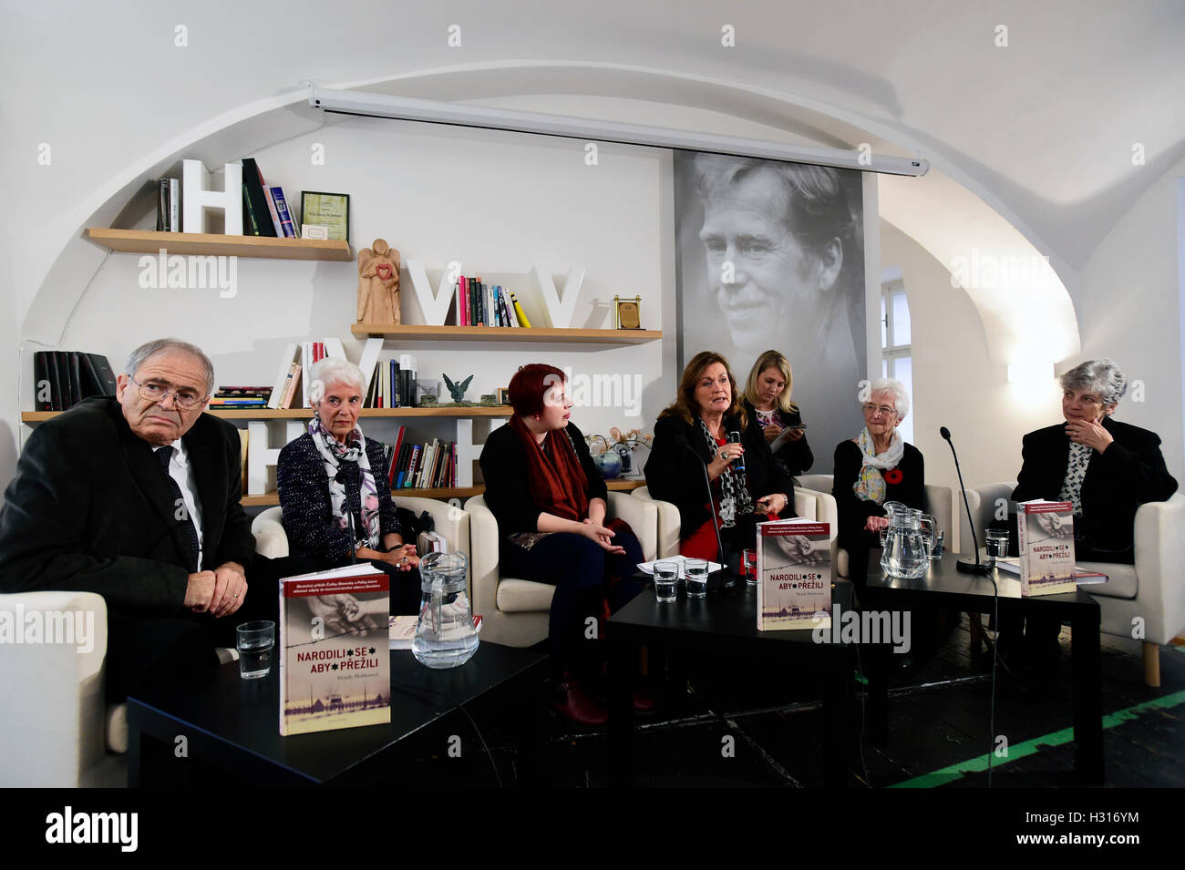 Prag, Tschechische Republik. 3. Oktober 2016. Englischer Schriftsteller und Journalist Wendy Holden präsentiert ihr Buch "Geboren Überlebenden", die Geschichte von drei Müttern, die Tod, ihren Kindern leben, in Prag, Tschechische Republik, 3. Oktober 2016 trotzte. Auf dem Foto Holden, vierter von links Schriftsteller Arnost Lustig Schwester Hana Hnatova, zweiter von rechts, und Buch Helden Nachkommen Eva Clarkova, zweiter von links, Mark Olsky, links, und Hana Lomova-Moran, rechts. Bildnachweis: Roman Vondrous/CTK Foto/Alamy Live-Nachrichten Stockfoto