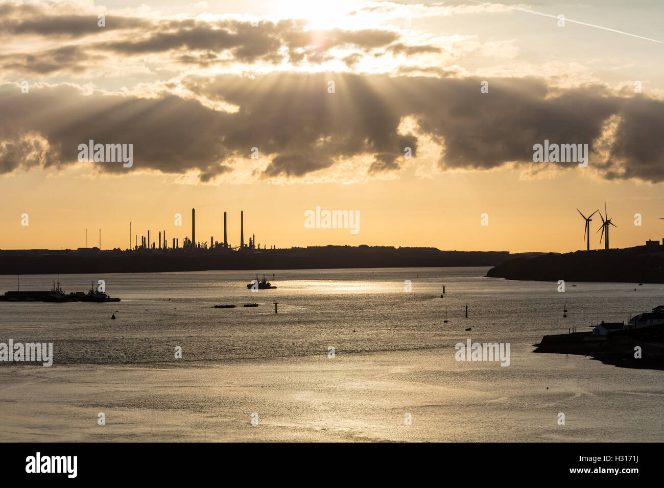 Wales, UK. 3. Oktober 2016 Blick über die Milford Haven-Mündung von der Cleddau Brücke mit die Valero Raffinerie in der Ferne umgeben von Pembrokeshire Coast National Park. Bildnachweis: Derek Phillips/Alamy Live-Nachrichten Stockfoto