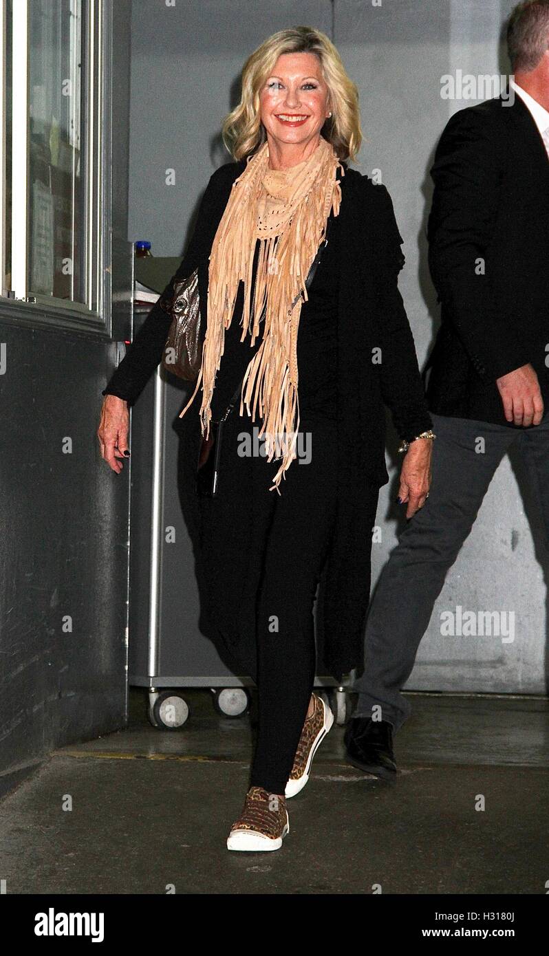 New York, NY, USA. 3. Oktober 2016. Olivia Newton-John entdeckt verlassen "AOL bauen" in New York City auf 3. Oktober 2016. Bildnachweis: Rainmaker Fotomedien/Punch/Alamy Live-Nachrichten Stockfoto