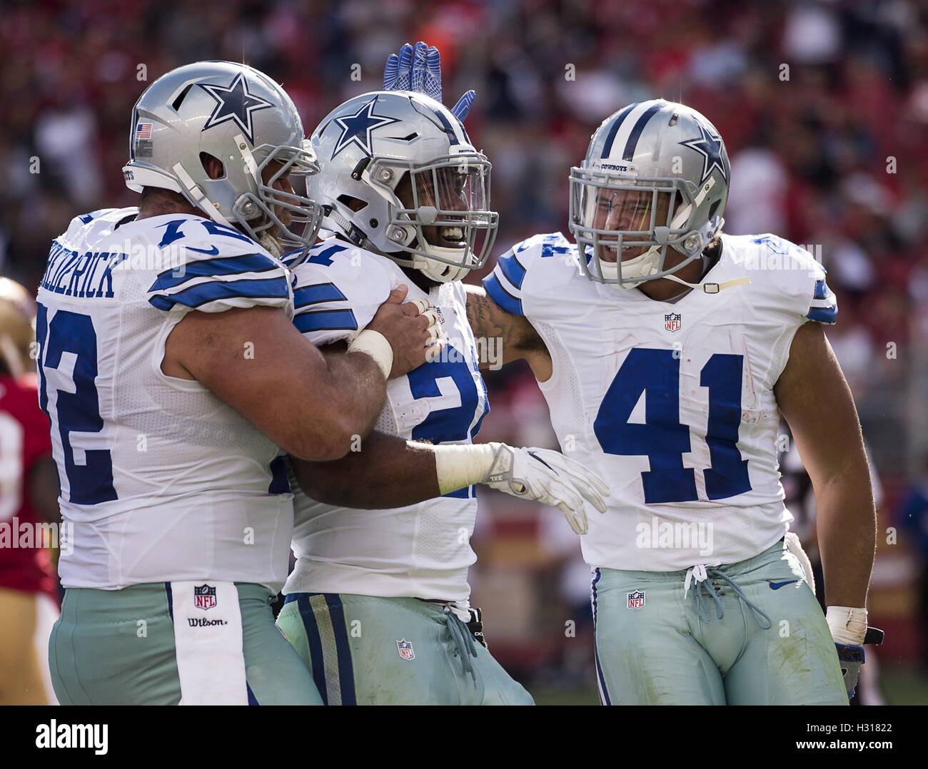 Santa Clara, Kalifornien, USA. 2. Oktober 2016. Dallas Cowboys laufen wieder Ezechiel Elliott (21) feiert mit Dallas Cowboys Travis Frederick (72) und Dallas Cowboys Verteidiger Keith Smith (41) Nachdem er Gäste Touchdown gegen die San Francisco 49ers im dritten Quartal während eines Spiels bei Levi's-Stadion am Sonntag, 2. Oktober 2016 in Santa Clara, Kalifornien-center © Paul Kitagaki Jr/Sacramento Bee/ZUMA Draht/Alamy Live News Stockfoto
