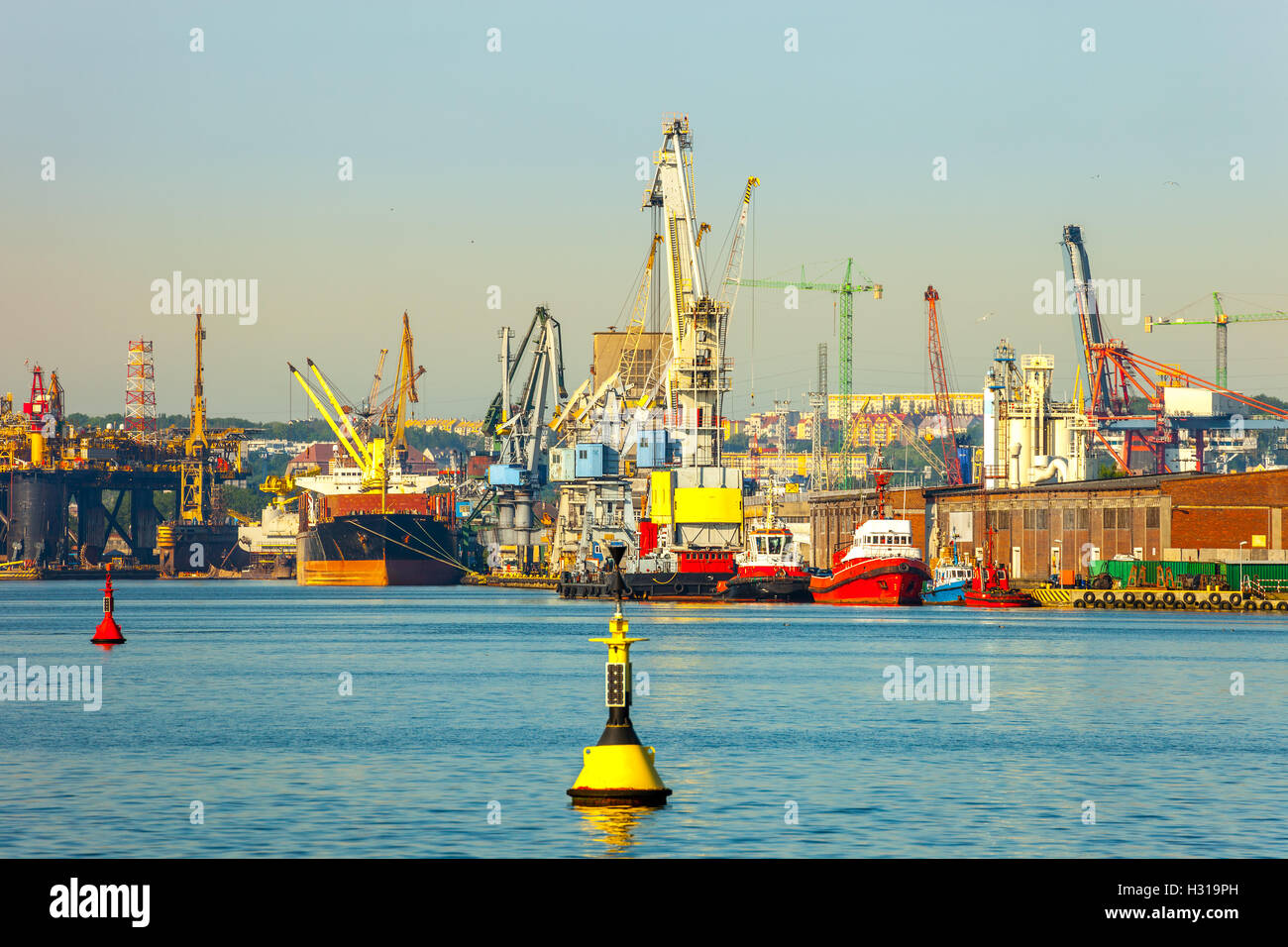 Frachtschiff im Morgenlicht am Hafen von Danzig, Polen. Stockfoto