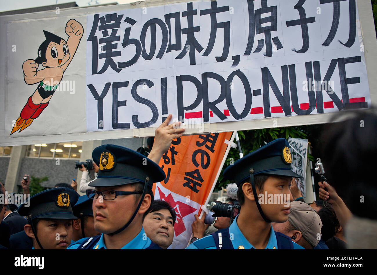Pro-Atom Menschen geschützt von der Polizei im Anti-Atom Demonstration vor dem Sitz der Regierung hatten (Kokkai Stockfoto