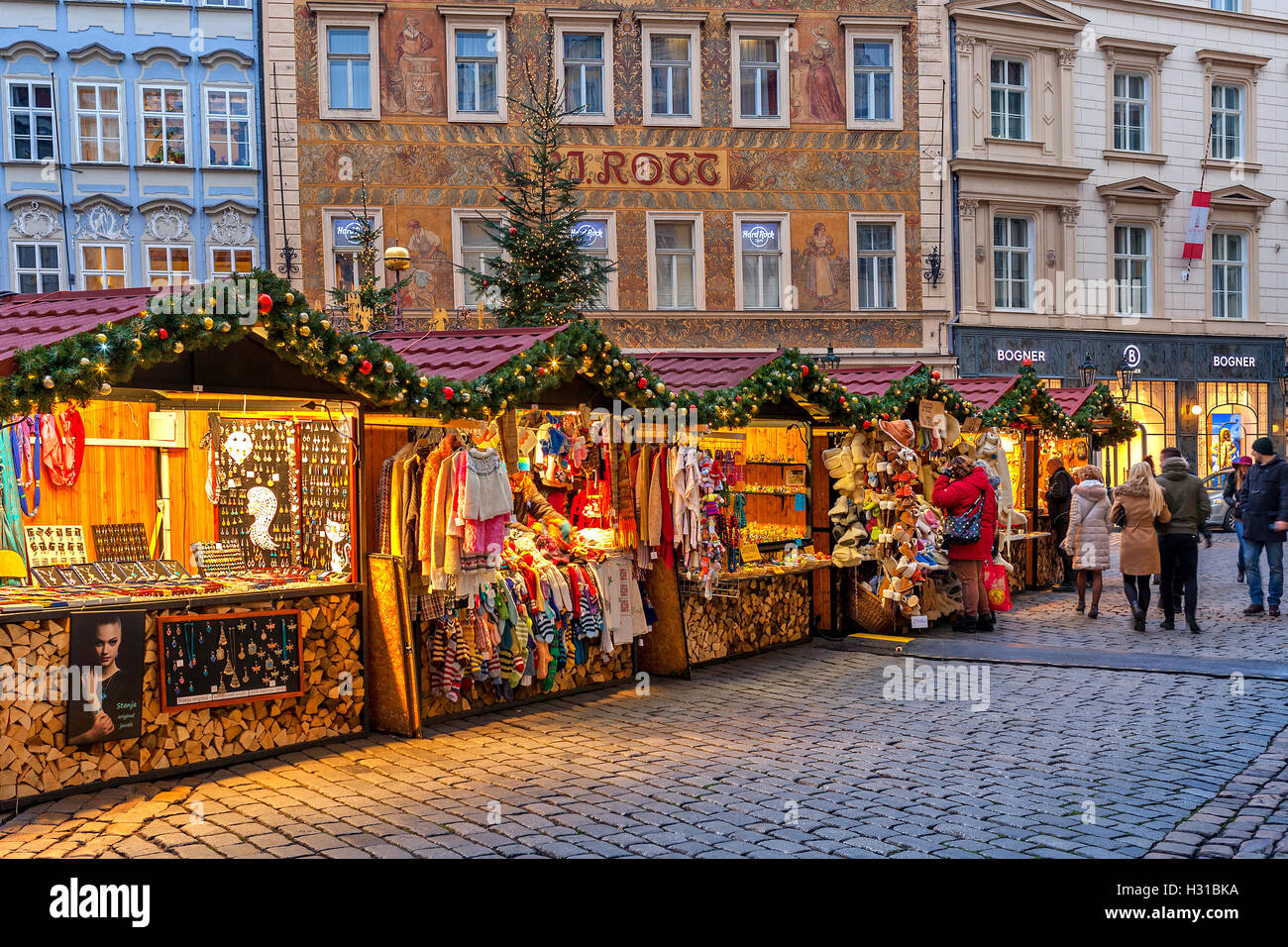 Holzbuden in der Prager Altstadt bietet Souvenirs und Produkte während der traditionelle Weihnachtsmarkt. Stockfoto