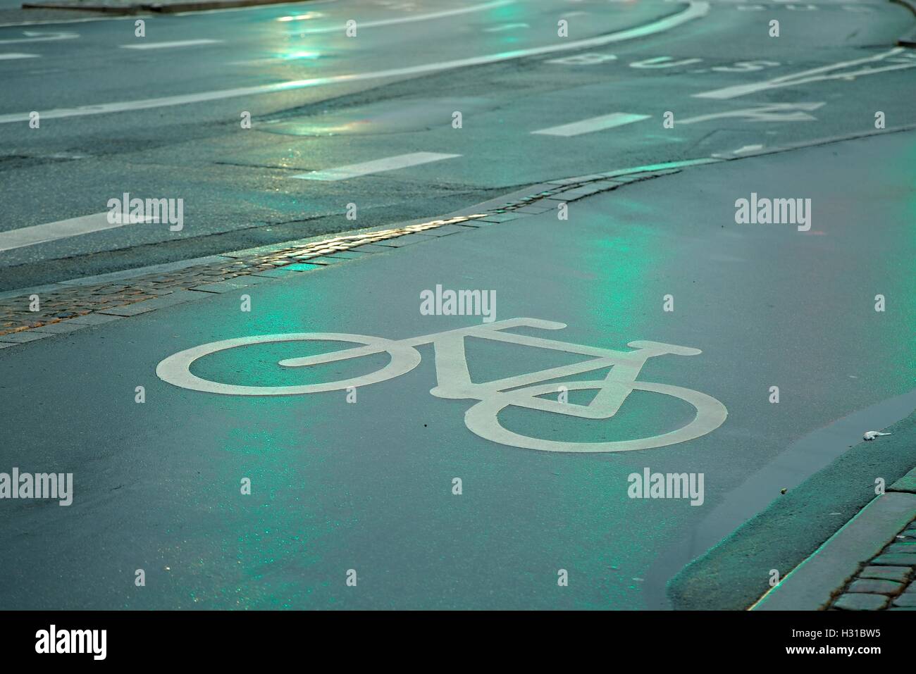 Fahrradweg im Regen Stockfoto