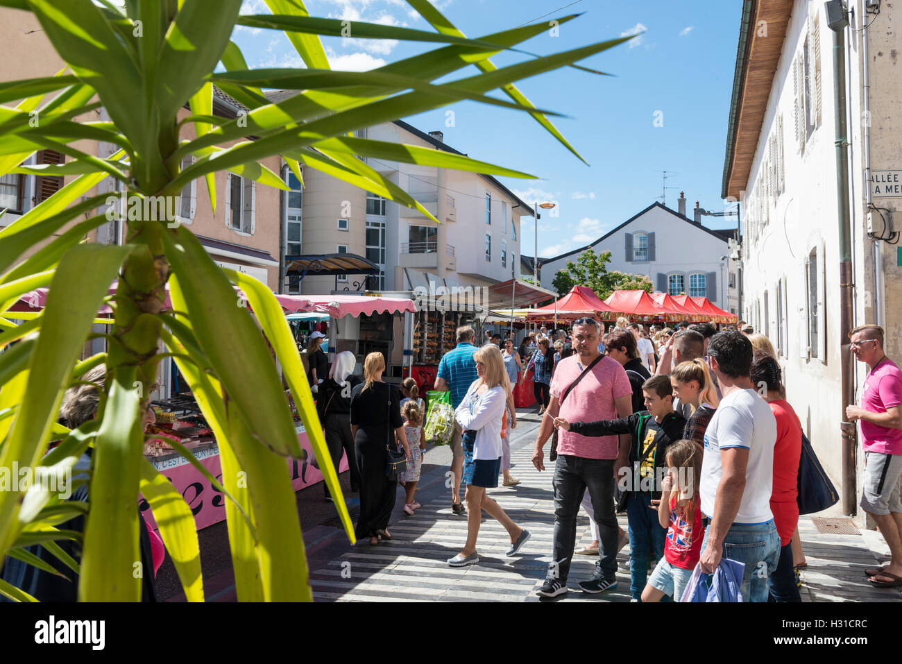 Beschäftigt Straßenmarkt in Divonne-Les-Bains, Auvergne-Rhône-Alpes, Frankreich Stockfoto