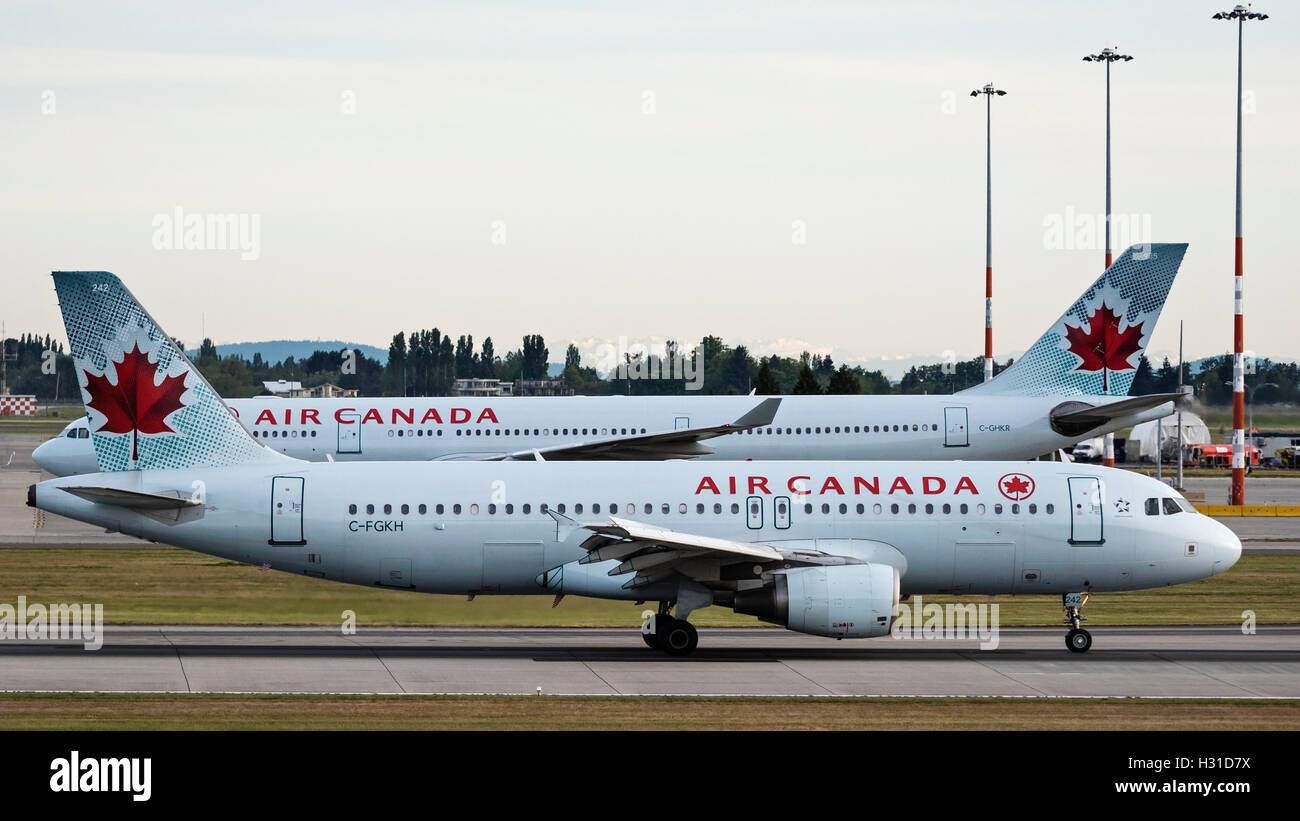Air Canada Jetliner Taxi aneinander (Airbus A320 & A330) vorbei nach der Landung am Flughafen von Vancouver, Kanada. Stockfoto