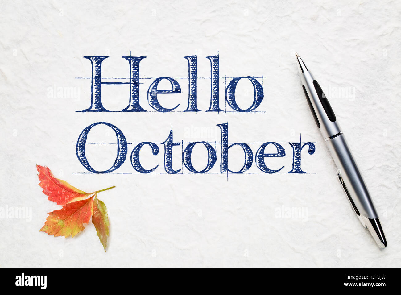 Hallo Oktober Grußkarte - Handschrift auf dem weißen Lokta Papier Stockfoto