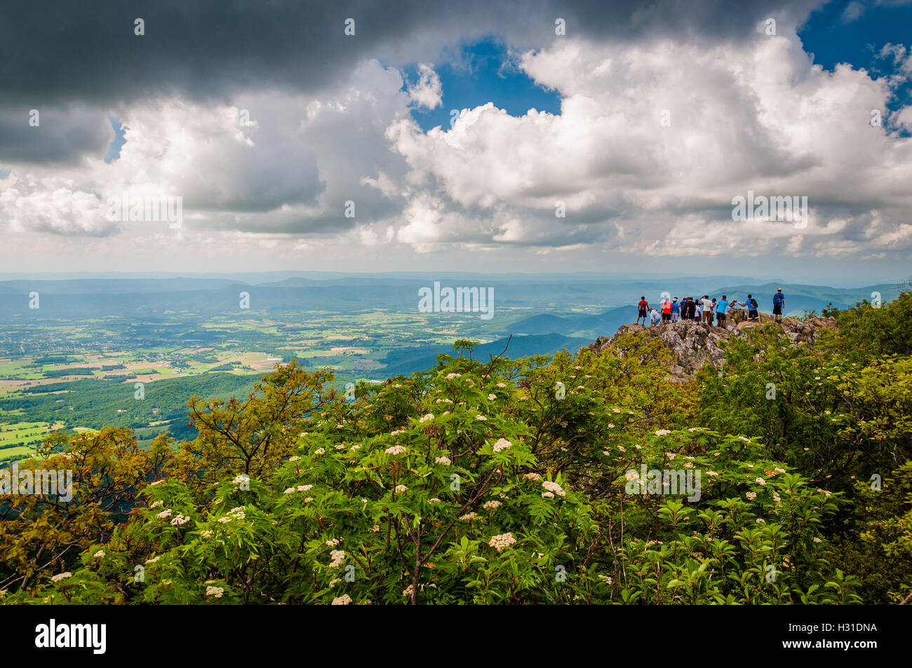 Menschen auf dem Gipfel des Berges Stony Mann und Blick auf das Shenandoah-Tal im Shenandoah-Nationalpark, Virginia. Stockfoto