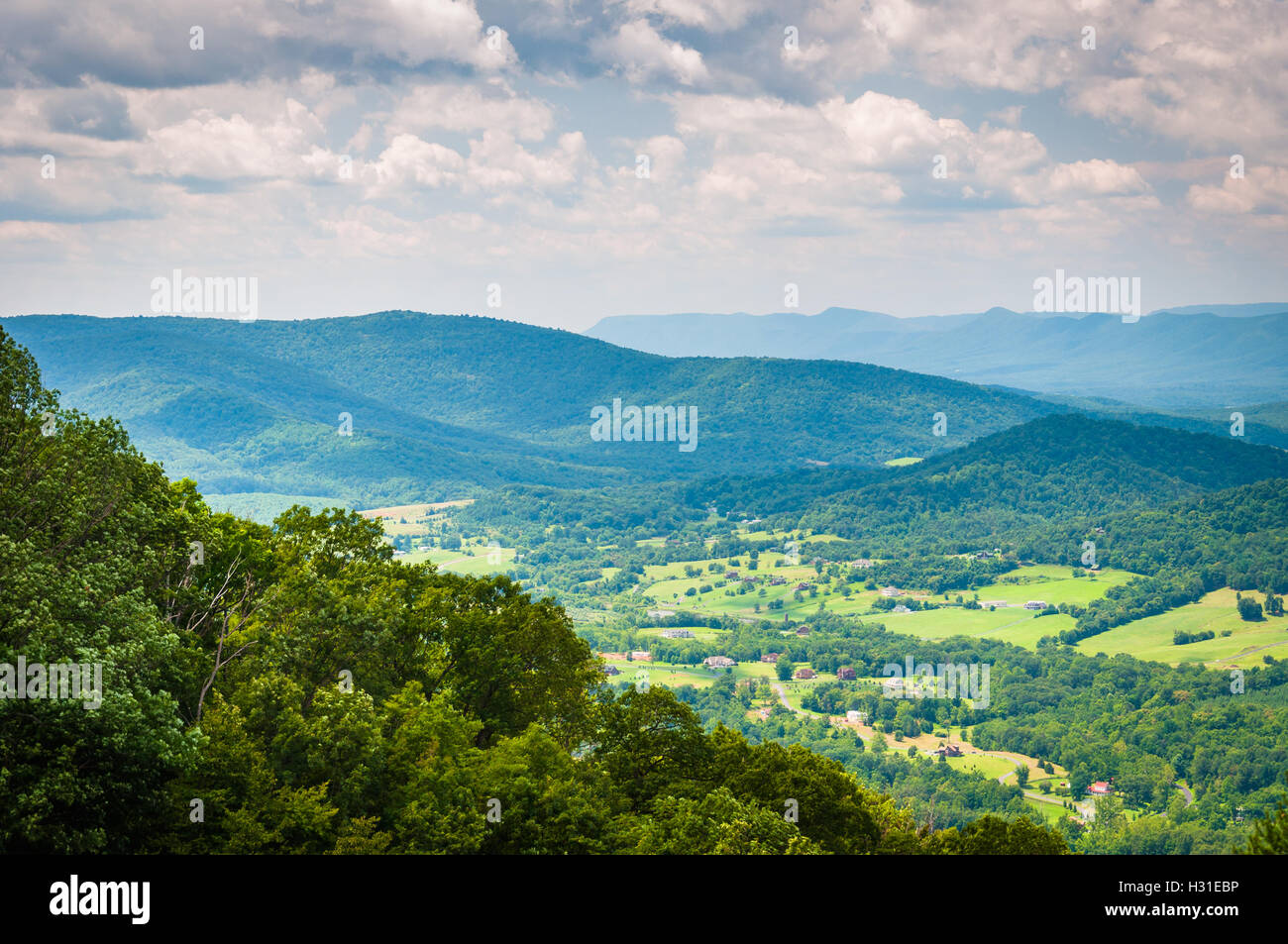 Blick auf die Blue Ridge Mountains und der Shenandoah Valley in Shenandoah-Nationalpark, Virginia. Stockfoto