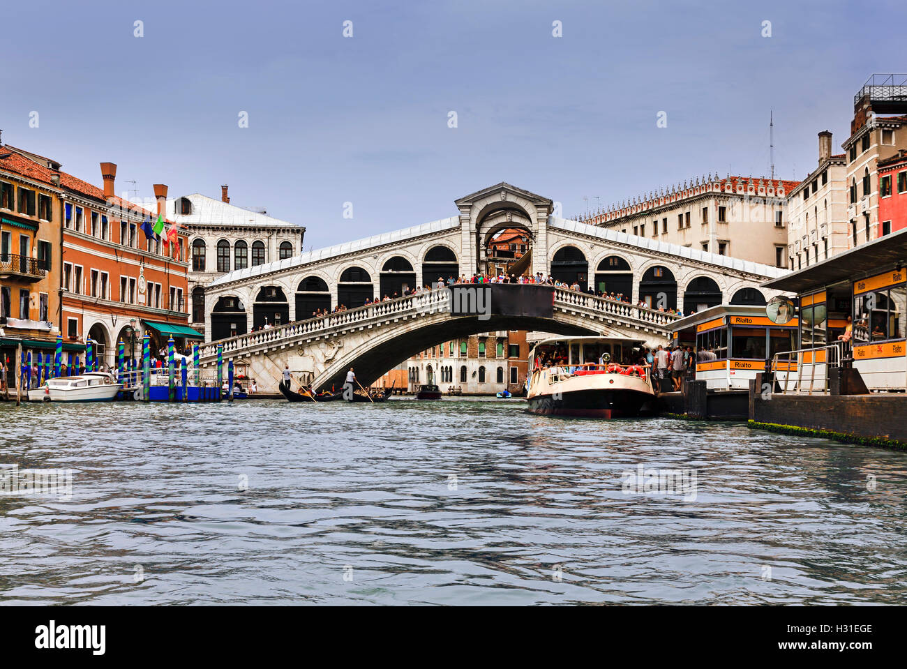 Tourismus-Unterhaltung-Transport und Fahrt in Venedig Stadt Italiens entlang Canal Grande unter der Rialto-Brücke mit seiner Umgebung Stockfoto