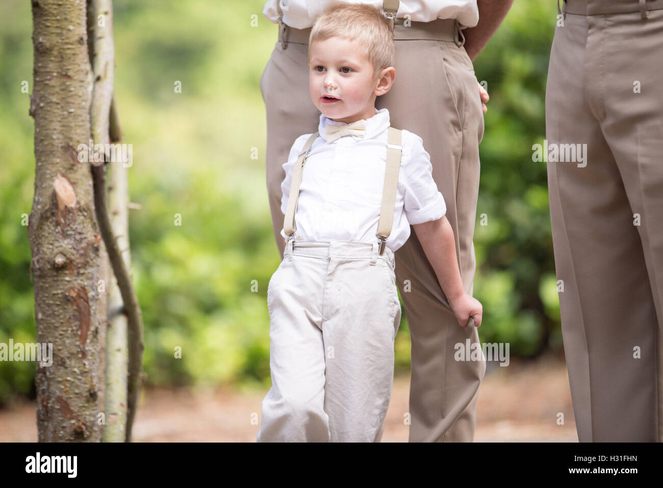 Ringträger kleiner Junge stehend bei einer Hochzeit Stockfoto