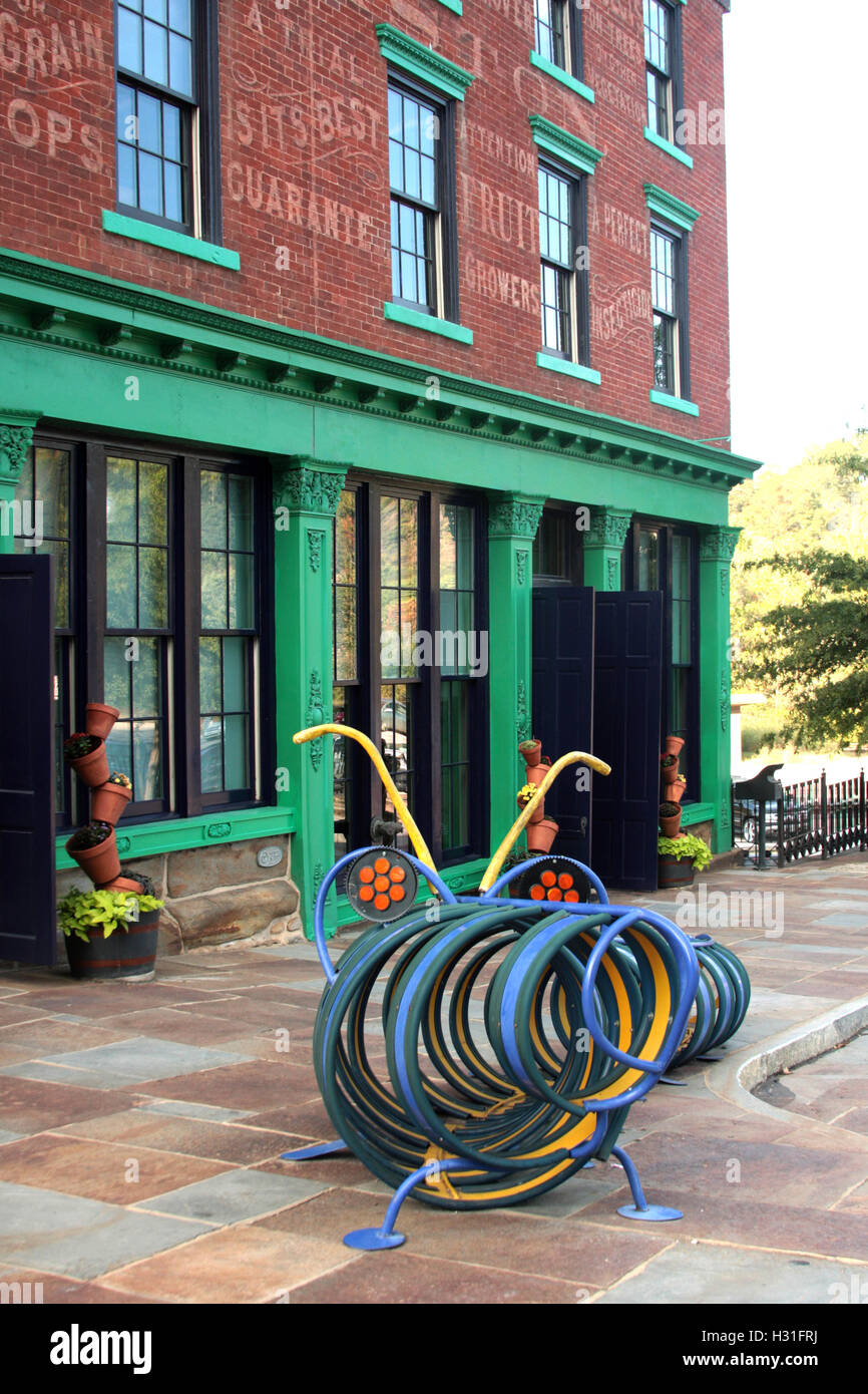 Die Raupenfahrradablage mit dem Namen „Spirals“ vor dem Amazement Square Children Museum in Lynchburg, Virginia, USA Stockfoto