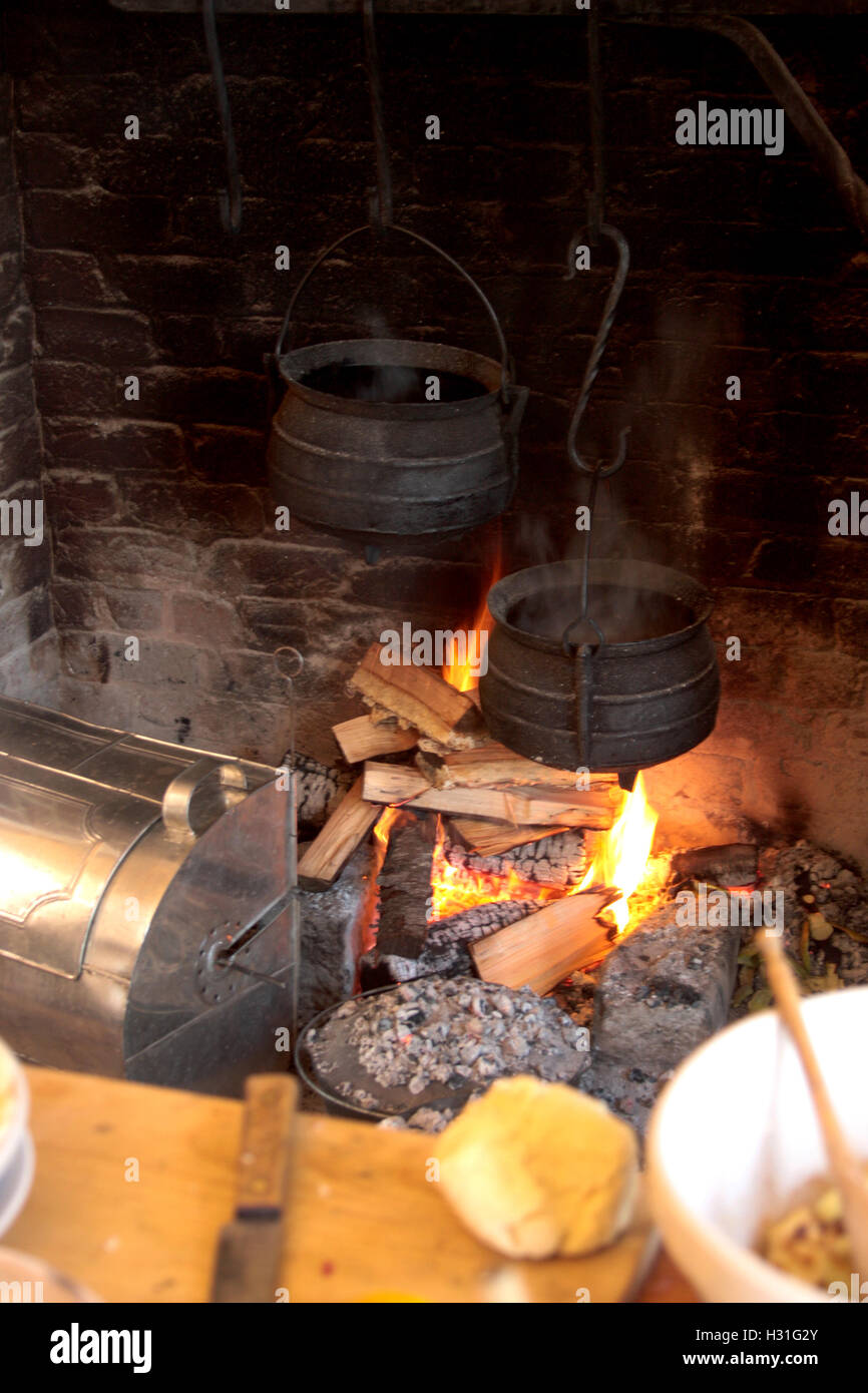 Alten Stil kochen im Kamin Stockfoto