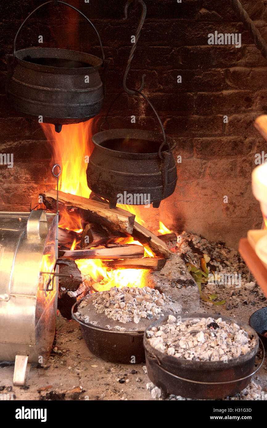 Alten Stil kochen im Kamin Stockfoto