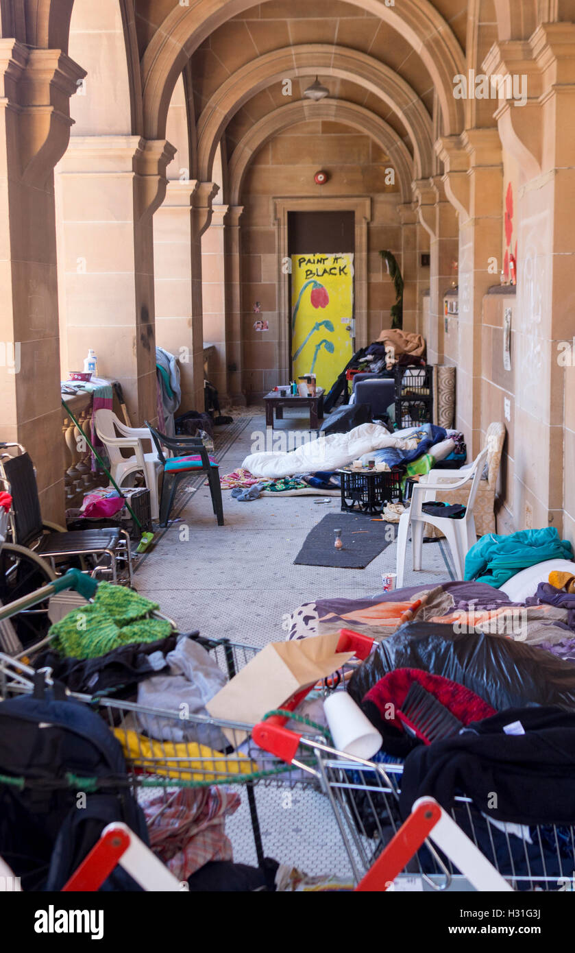 Obdachlosigkeit in Australien improvisierten Unterschlupf oder hocken auf der Veranda des alten Postgebäude Hunter Street Newcastle Australien Stockfoto