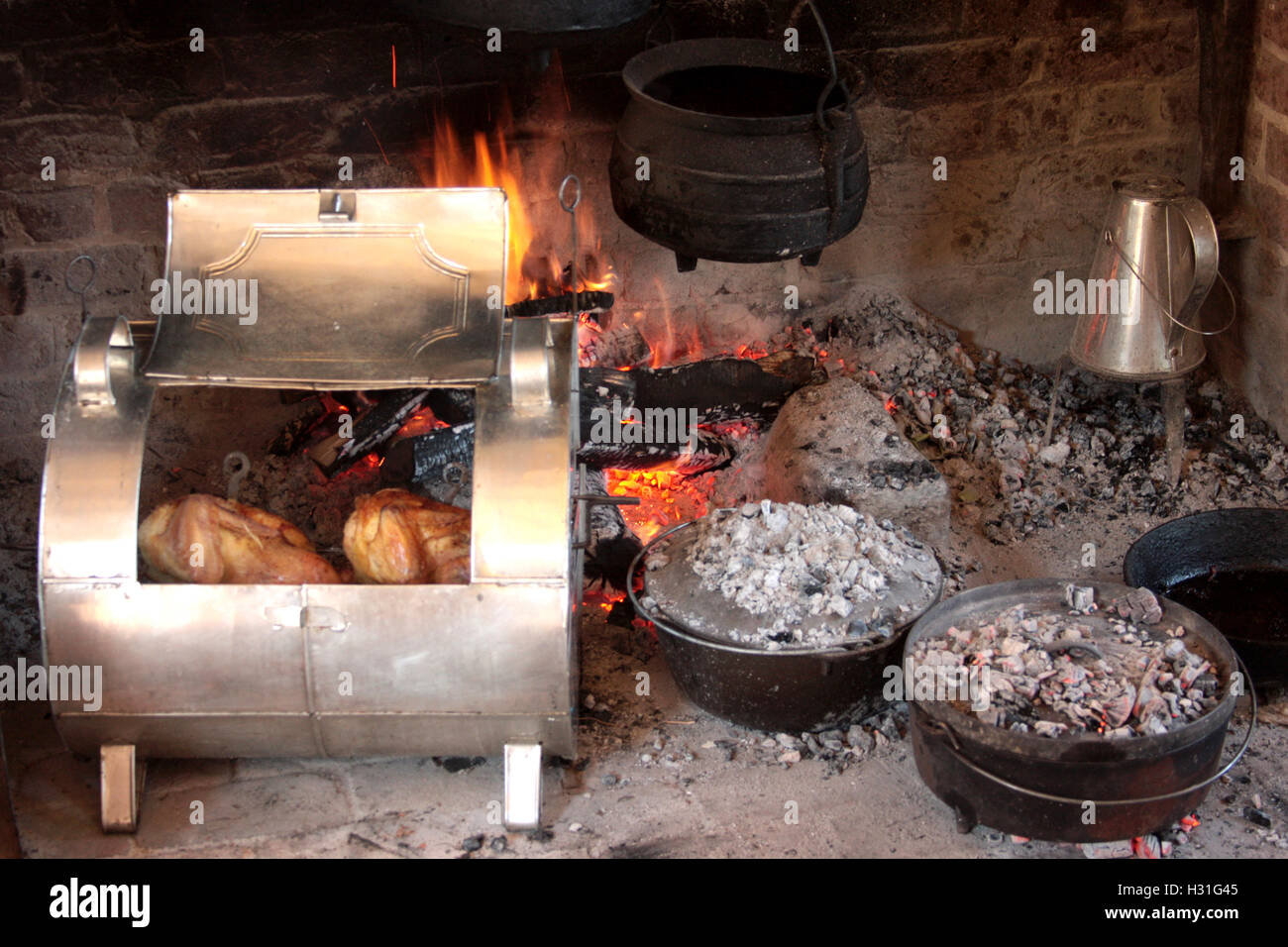 Alten Stil kochen im Kamin Stockfoto