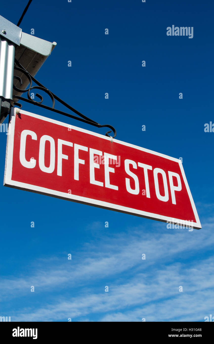 Kaffee-Stop-Schild weiße Beschriftung auf gemalten roten Hintergrund mit blauer Himmel im Hintergrund NSW Australia Stockfoto