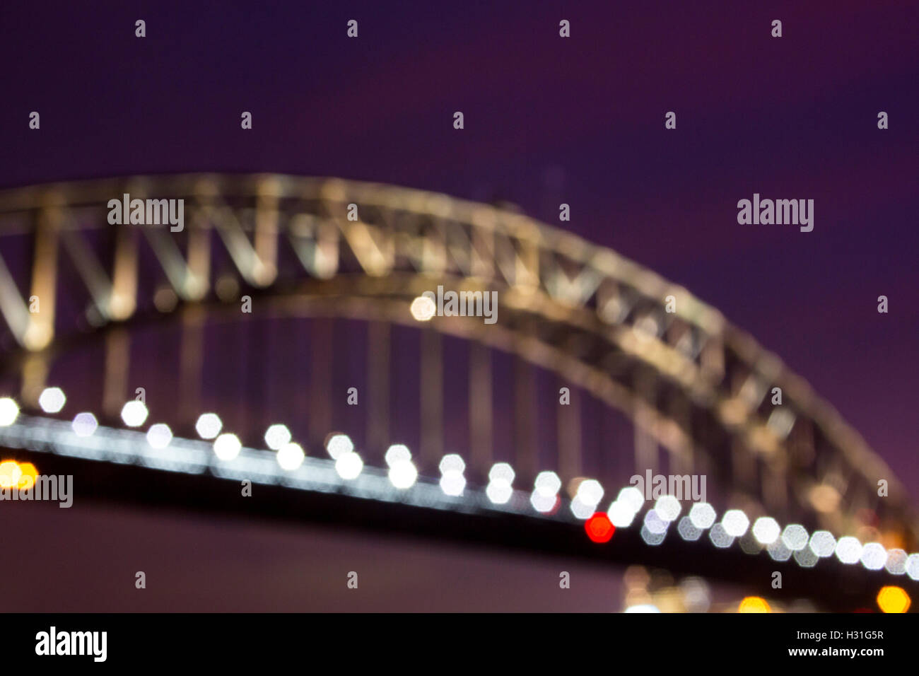 Sydney Harbour Bridge bei Nacht Dämmerung Abenddämmerung aus Fokus verschwommen Bokeh Unschärfe-Effekt Sydney New South Wales NSW Australia Stockfoto