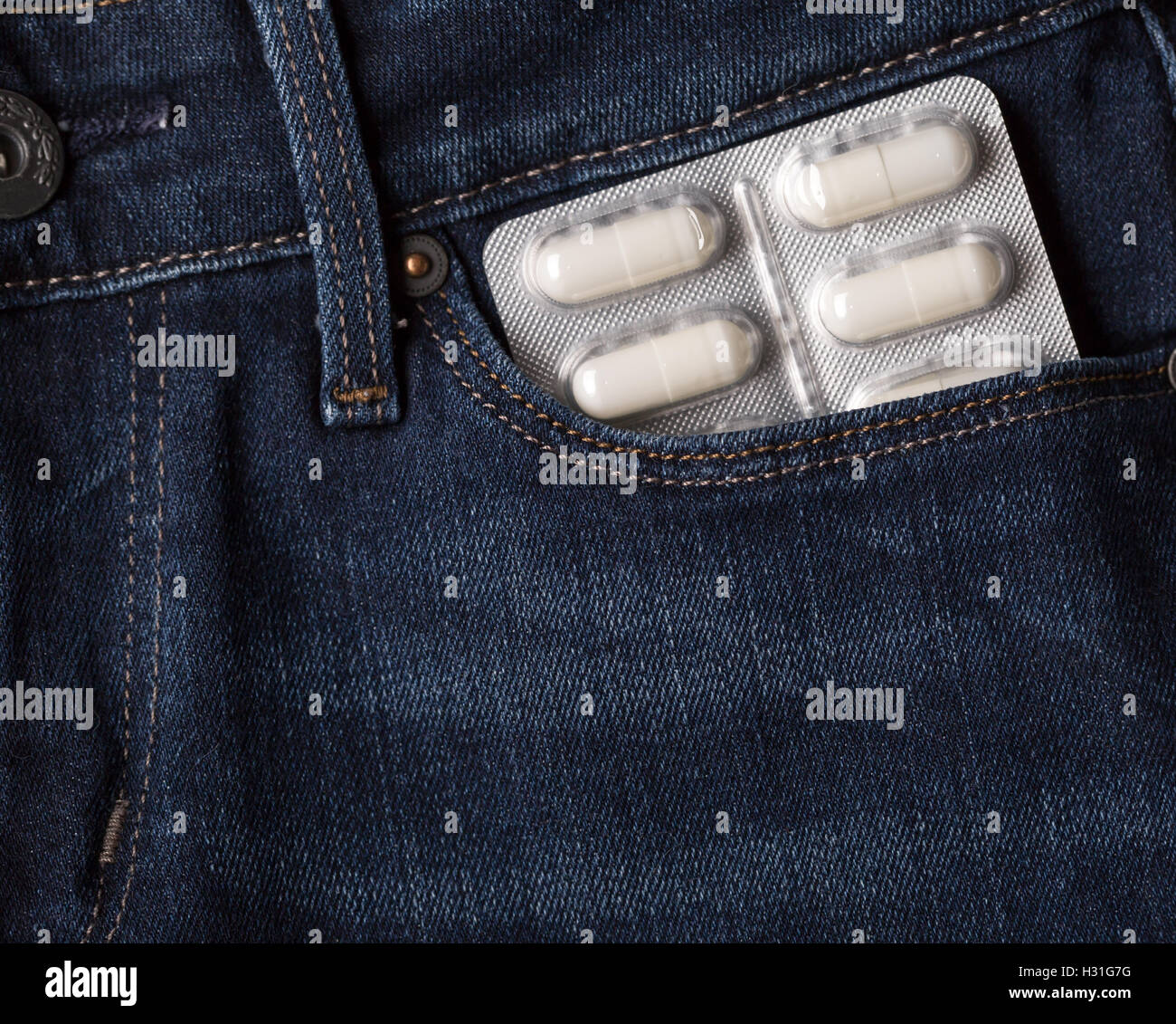 Blister Packung Pillen in Jeans-Tasche Stockfoto