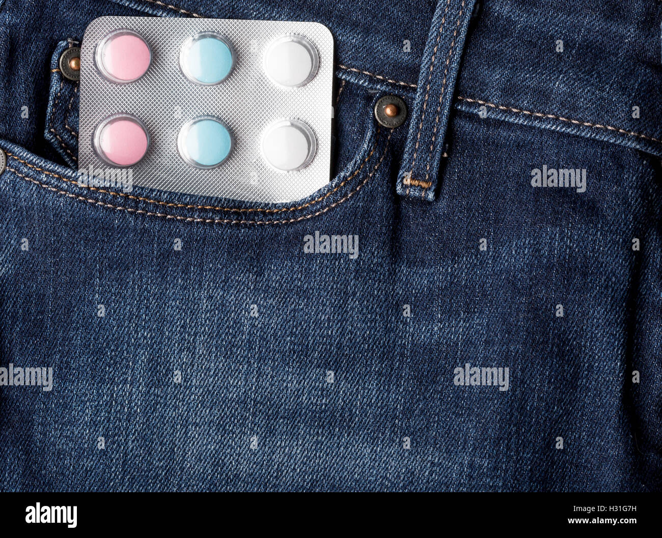 Blister Packung Pillen in Jeans-Tasche Stockfoto