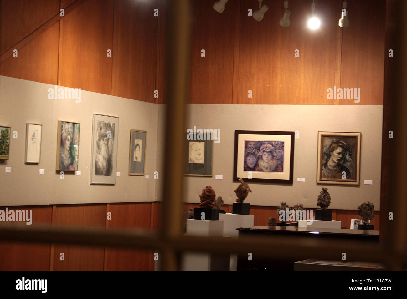 Anzeige der gerahmte Kunstwerke an den Wänden einer Kunstgalerie Stockfoto
