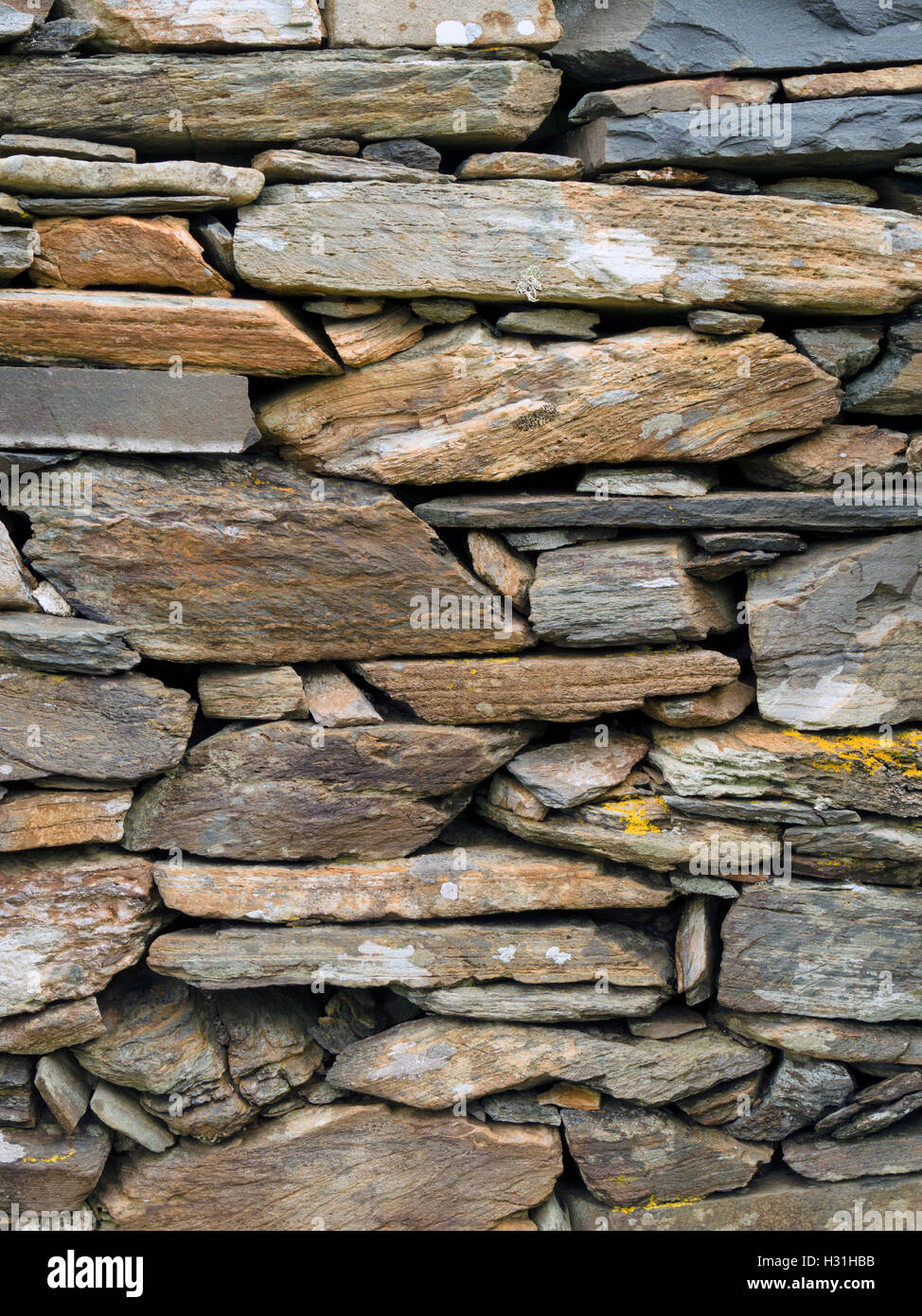 Alte, trockene Steinmauer in Ruinen, verlassene Siedlung von Riasg Buidhe, Insel Colonsay, Schottland, Großbritannien. Stockfoto