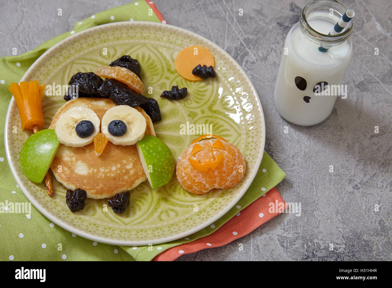 Eule-Pfannkuchen zum Frühstück Kinder an Halloween Stockfoto